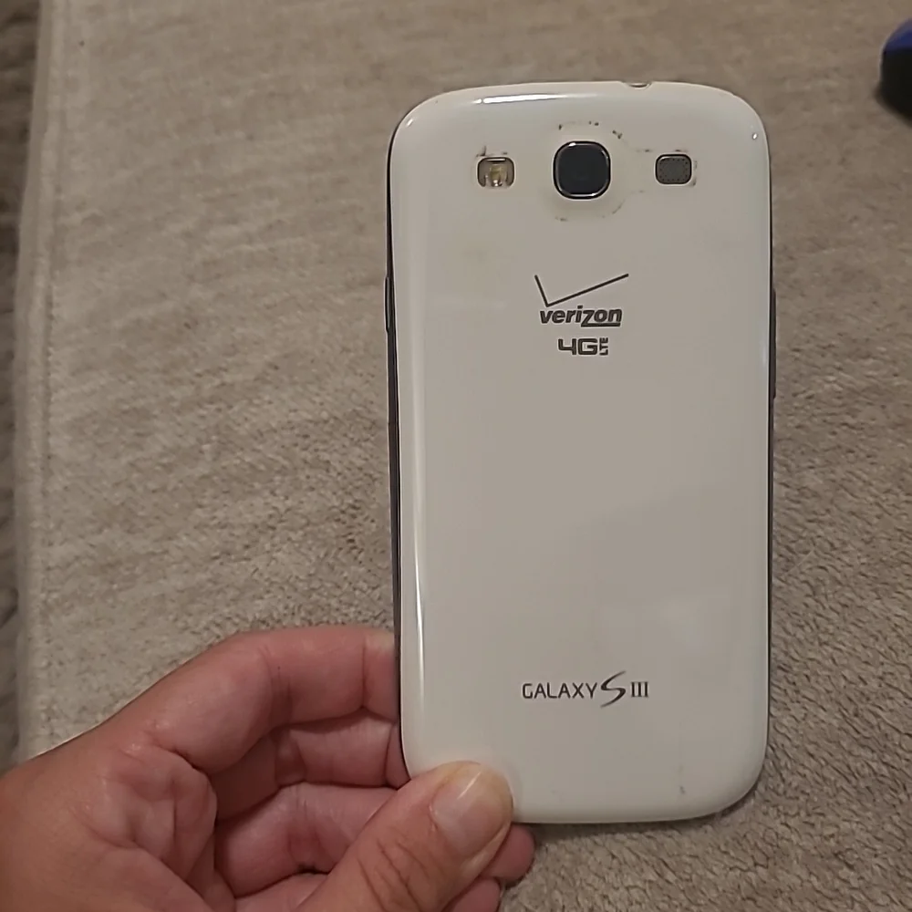 Samsung White Smartphone Does Not Turn On And Screen Is Cracked
